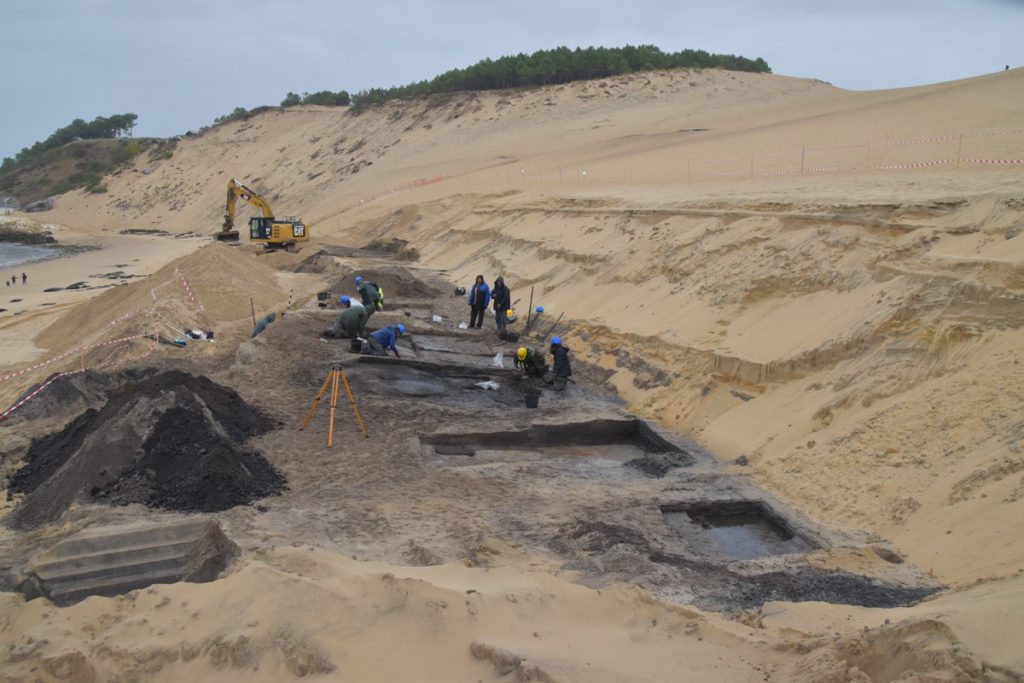 Le chantier de fouille de la Dune du Pilat, théâtre des aventures d’Augustin dans « La dune avance », à paraître.