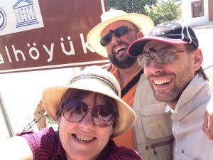 Jean-Olivier Gransard-Desmond et Christiane Angibous-Esnault avec Thomas Zimmermann, archéologue allemand, sur le site de Çatal Höyük en Turquie. Projet à l’étude.