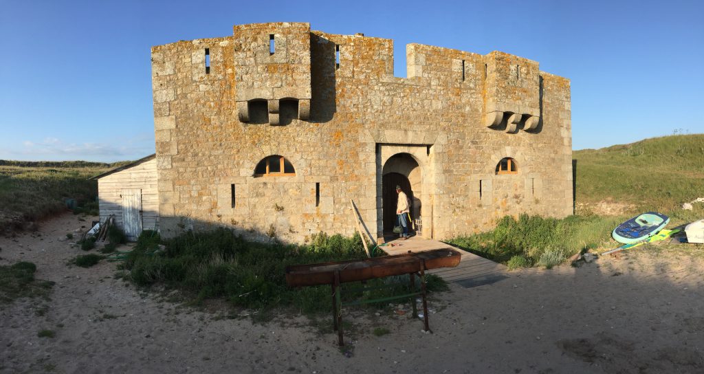 Le Fort d’en Tal, une batterie de corps de garde de 1857 sous Louis-Philippe pour la défense des côtes, transformée en maison d’hôtes par les propriétaires (Île de Houat - 35) © Angibous-Esnault Ch., 2018