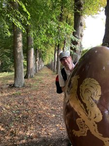Œuf géant dans les jardins du château de Vaux-le-Vicomte pour un parcours ludique. Sur sa coquille, l’emblème de Nicolas Fouquet, un écureuil © Angibous-Esnault 2021